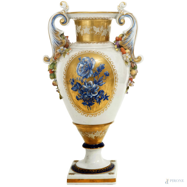 Vaso in porcellana policroma con finiture dorate e decori a rilievo floreali e vegetali, Sevres, XX secolo, altezza cm 42