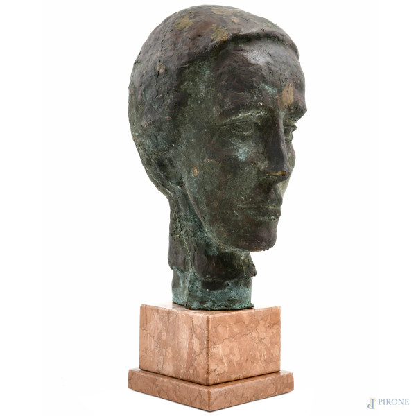 Testa di donna, XX secolo, scultura in bronzo su base in marmo, altezza cm 42, firmata e datata "...