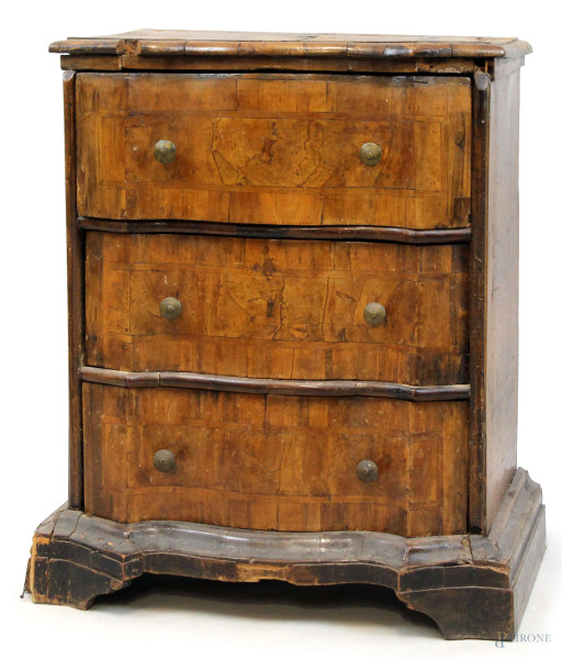 Comodino in legno impiallacciato, XVIII secolo, fronte mosso a tre cassetti, piedi a mensola, cm 77x65x45, (difetti)