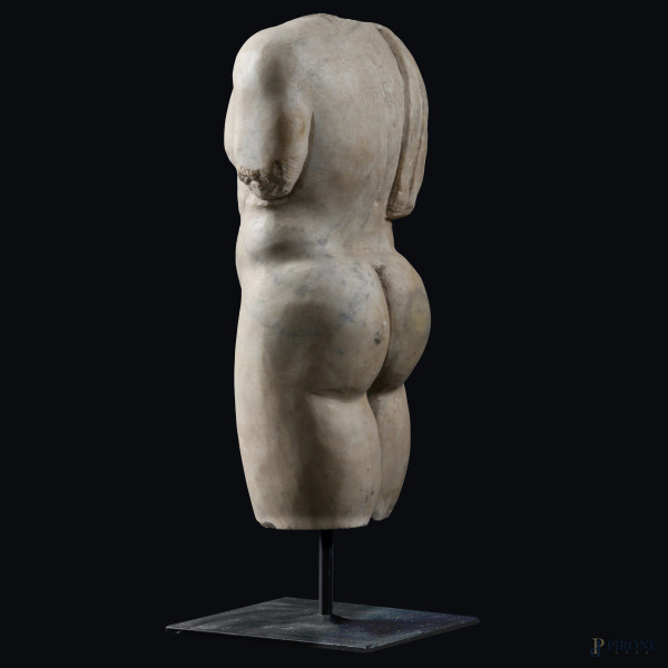 Torso maschile, scultura in marmo su base in metallo, XIX-XX secolo, altezza cm 32