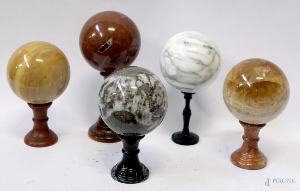 Lotto di cinque sfere in marmi pregiati con basi diam. max.10 cm