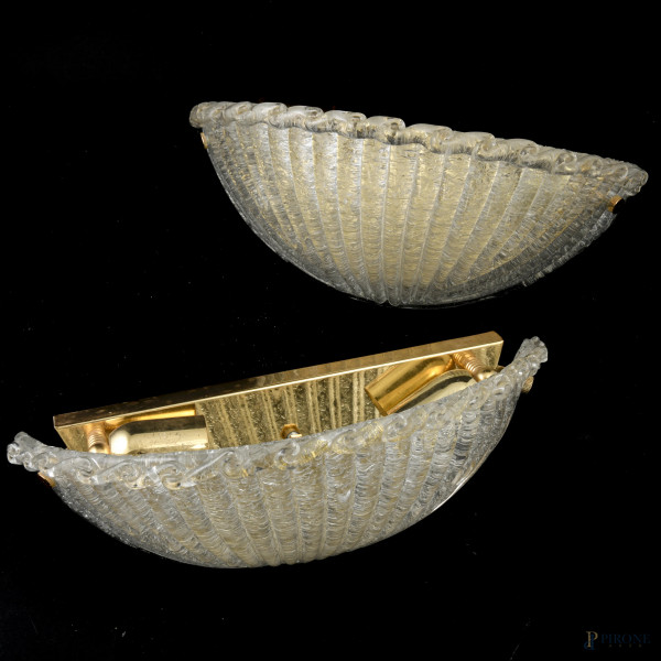 Coppia di appliques in vetro con struttura in metallo dorato, XX secolo , cm 39x18x15,5, (segni di usura, lievi sbeccature, da revisionare)