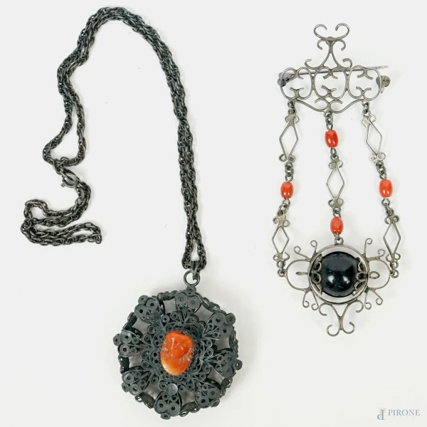 Lotto composto da collana e spilla in argento con particolari ed applicazioni in corallo sardo, misure max cm 30x4