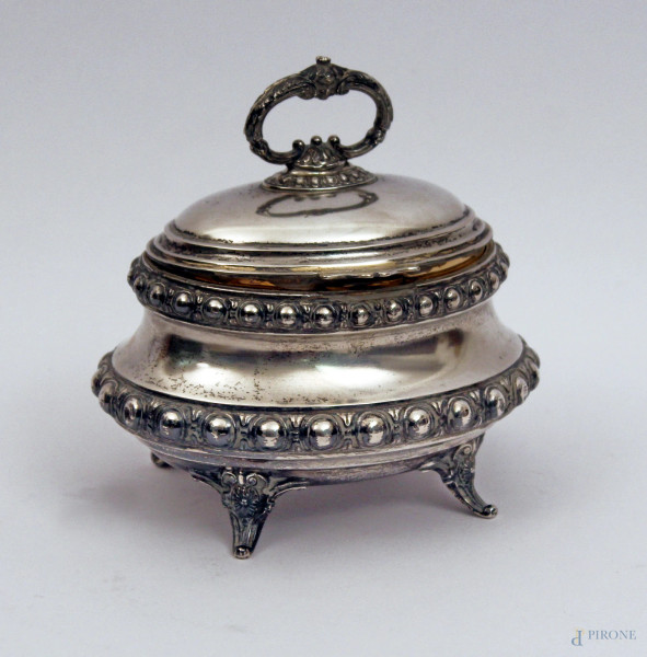 Zuccheriera in argento con interno a vermaille con particolari sbalzati e cesellati, gr. 250, inizi XIX sec., h. cm 14.