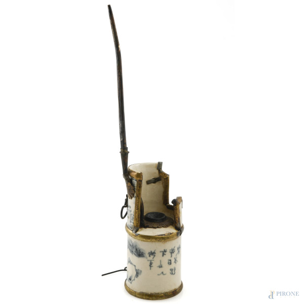 Servito da oppio in porcellana e metallo, XX secolo, altezza complessiva cm 28,5, (segni di usura, scalfiture, difetti)