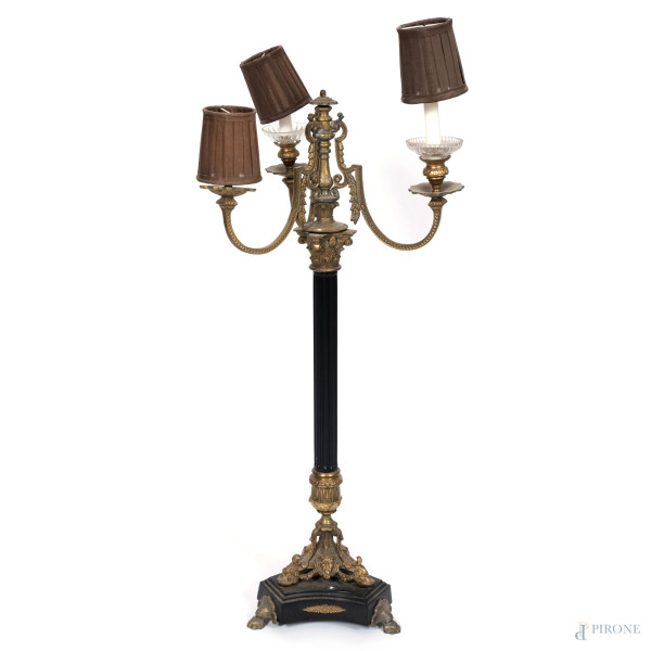 Lampada da terra a tre luci con fusto a guisa di colonna scanalata, XX secolo, altezza cm 92, (segni di usura, da revisionare)