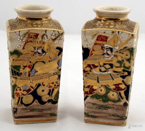 Coppia di vasi in porcellana satsuma a decoro di Samurai, Giappone