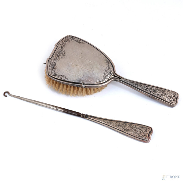 Servizio da toletta rivestito in lamina di argento, XX secolo, misura massima cm 22, (Segni di us...