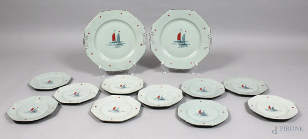 Lotto composto da dieci piattini e due vassoi in porcellana bianca con a decori policromi raffiguranti barche a vela, diametro max. 27 cm., tot.12 pz.