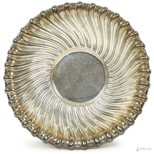 Centrotavola con tesa baccellata in argento, punzone Padova, argentiere Greggio, XX secolo, cm 6x27,  peso gr. 340.