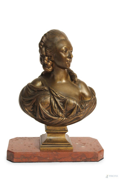 Dama, busto in bronzo con base in marmo, H 25 cm.