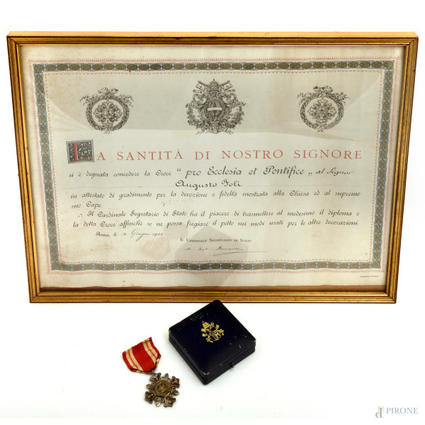 Croce "Pro Ecclesia et Pontefice" (Leone XIII), peso lordo gr. 19,5, cm 4,5x4,5, e relativo diploma entro cornice datato 14 giugno 1901 , cm 34x44, (difetti)