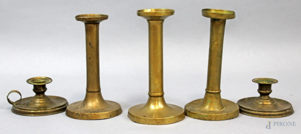 Lotto di tre candelieri  e due bugie in ottone, altezza max cm 18, (difetti)