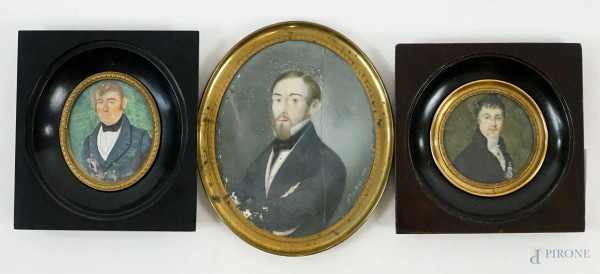Lotto di tre miniature dipinte raffiguranti ritratti di  gentiluomini, cm 11,5x9,5, XIX-XX secolo, entro cornici ad assetto ovale, (difetti).