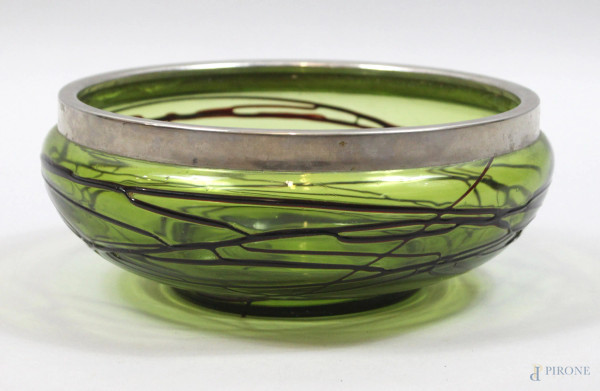 Centrotavola in vetro verde, decorato con filamenti applicati a caldo, finiture in metallo argentato, altezza cm. 9, diametro cm. 23
