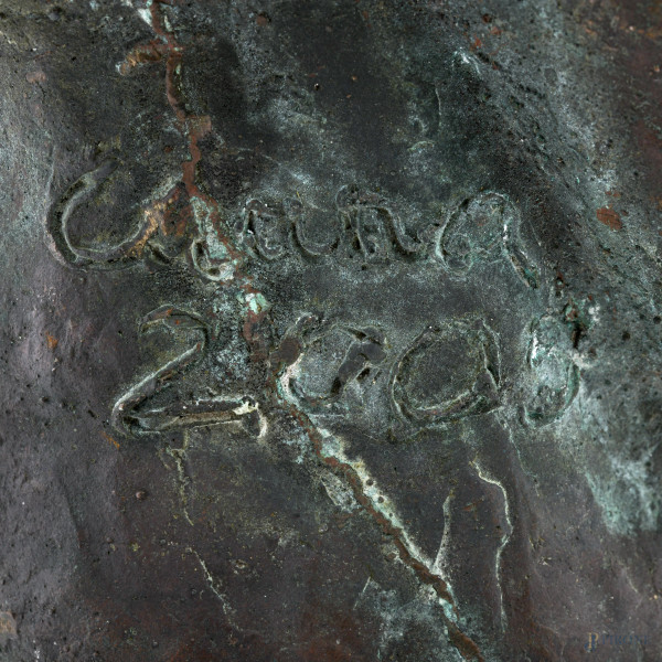 Testa di donna, XX secolo, scultura in bronzo su base in marmo, altezza cm 42, firmata e datata "...