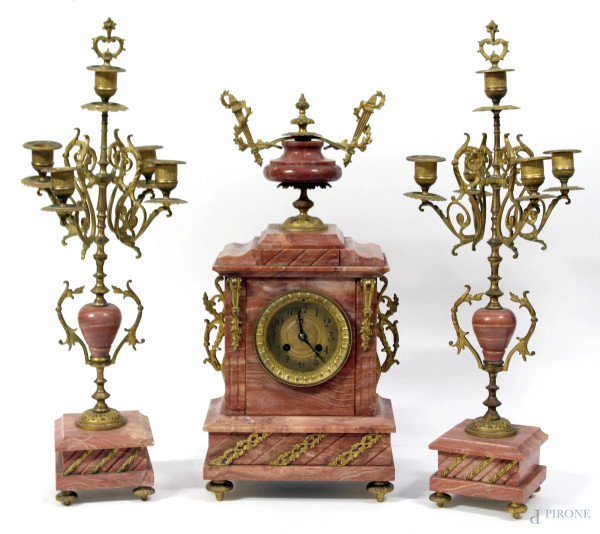 Trittico composto da un orologio e due candelieri in marmo rosa e in bronzo dorato a cinque luci, Francia, primi &#39;900, H massima 56 cm.