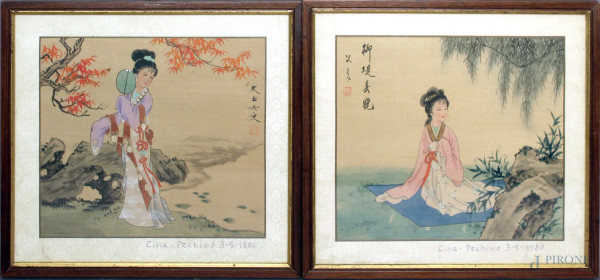 Lotto composto da due stampe a soggetto di geisha, cm 23x26, entro cornici.