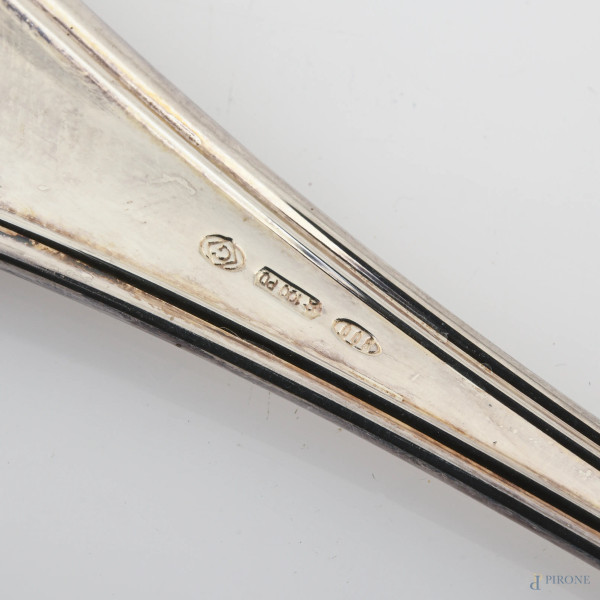 Lotto composto da un centrino sagomato, un'alzata e una paletta da dolce in argento, misure massi...