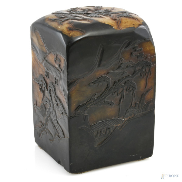 Pietra intagliata con scene di genere orientali, cm 19x14x13, (segni di usura, scalfiture, graffi, difetti)