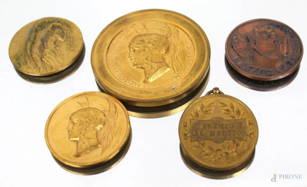 Lotto di cinque medaglie in bronzo a soggetti ed epoche diverse