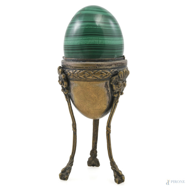 Uovo in malachite su base in metallo, XX secolo, altezza complessiva cm 18, (segni di usura, difetti)