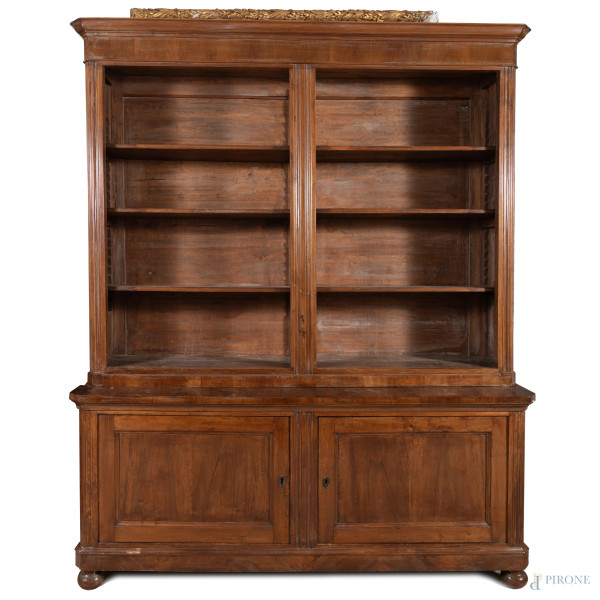 Libreria a doppio corpo in legno impiallacciato con corpo inferiore a due sportelli e corpo superiore scandito da scaffalatura a giorno, XX secolo, cm 245x200x51, (segni di usura, scalfiture, difetti)