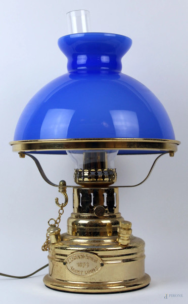 Lampada nautica in metallo dorato con paralume in vetro blu cobalto, cm h 52, (difetti).