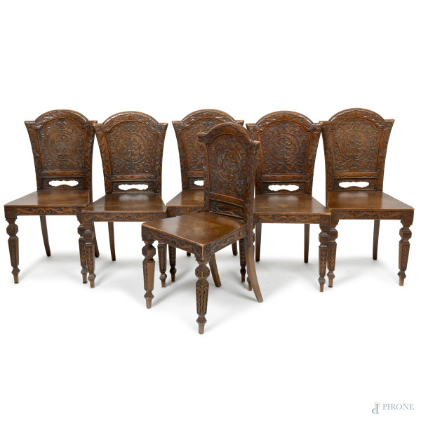 Lotto di sei sedie in legno intagliato, inizi XX secolo, cm 91,5x44,5x40; altezza seduta cm 45 (difetti)