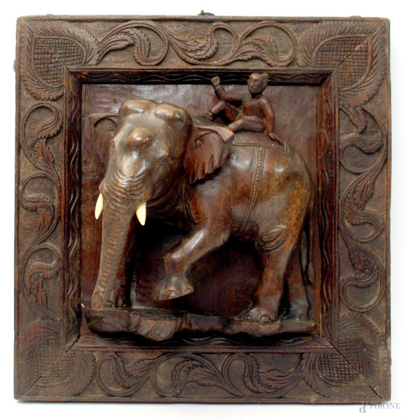 Pannello in  legno intagliato a rilievo, raffigurante elefante con figura,cm 42,5x41,5, XIX sec.