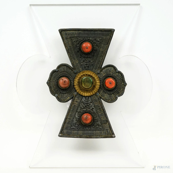 Fibbia cruciforme in bronzo e metallo dorato, cm 19,5x14, arte orientale, fine XIX secolo, supporto in plexiglass.