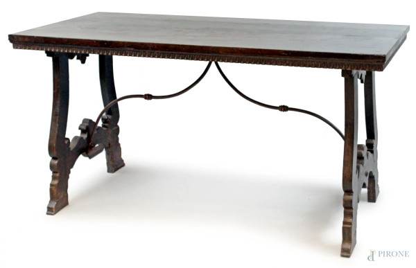 Tavolo fratino in noce, XIX secolo, piano rettangolare con gambe a lira e traverse in ferro battuto, cm 80x150x73, (difetti)