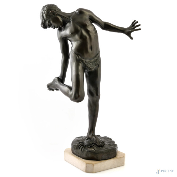 Ragazzo morso da un granchio, XX secolo, scultura in antimonio su base in marmo da Annibale De Lotto, altezza cm 51,5, (lievi segni di usura)