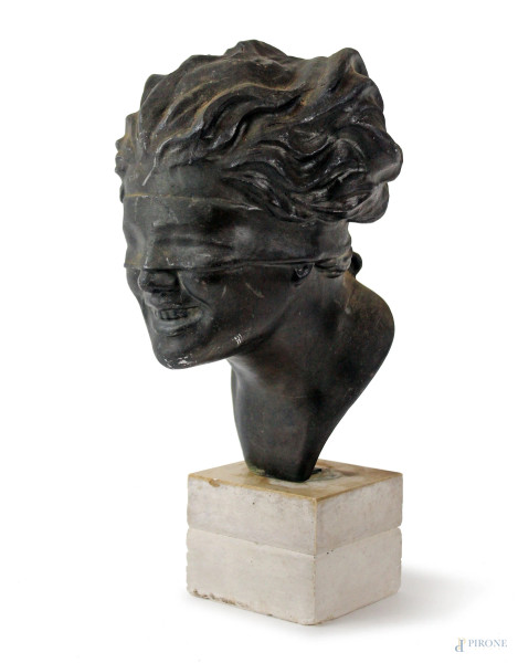 La dea bendata, scultura in metallo brunito, n. 11339 depositato P.Uccello, cm h 24, base in marmo. 