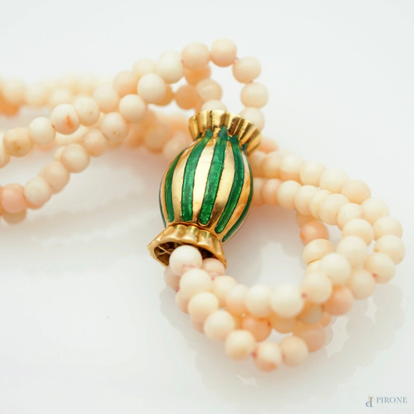 Collana girocollo a tre fili di corallo, con chiusura in oro 18 kt a forma di caramella con finit...