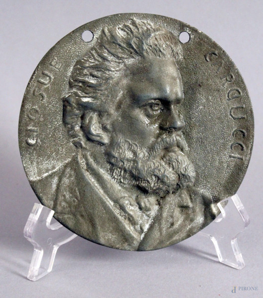 Placca di linea tonda in metallo, raffigurante Giosu&#233; Carducci, diametro 12,5 cm.