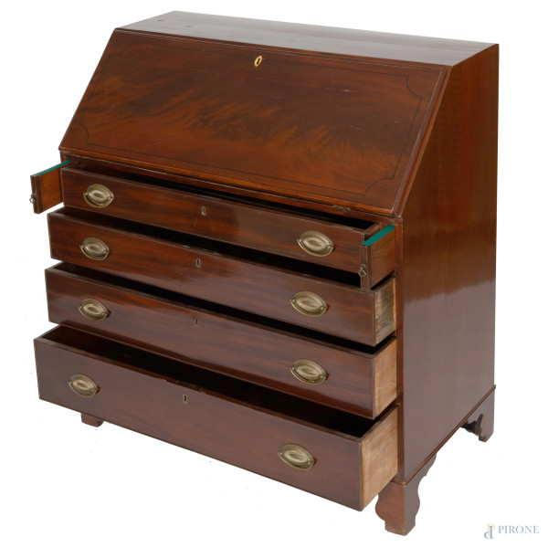 Ribalta impiallacciata in mogano con fronte scandito da quattro cassetti in colonna e ribalta cel...