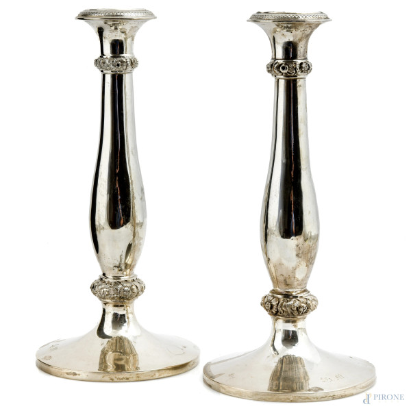Coppia di candelieri in argento, con iniziali S M alla base, bolli austroungarici "1846", altezza cm 25,5, peso complessivo gr 470