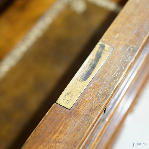 Mobile a doppio corpo in radica, due sportelli e un cassetto a ribalta inferiori con cassettini e...