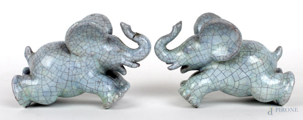 Coppia di elefantini in ceramica smaltata, altezza cm 11,30, marcata Fantoni, (difetti e restauri).