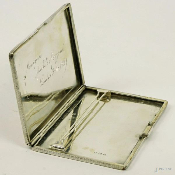 Portasigarette in argento inciso, Inghilterra, XX secolo, cm 12,5x8,5x1, peso gr. 199, (difetti)