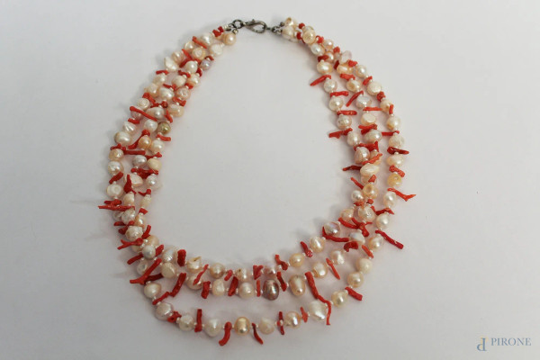 Collana di perle e rami di corallo, cm 48.