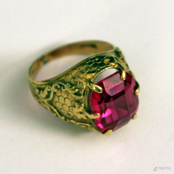 Anello in oro cesellato 18 kt con radica di rubino, gr. 5,7.