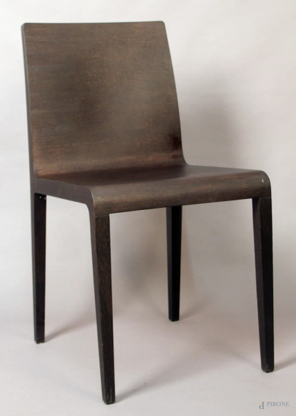 Sedia in Designe in legno color antracite.