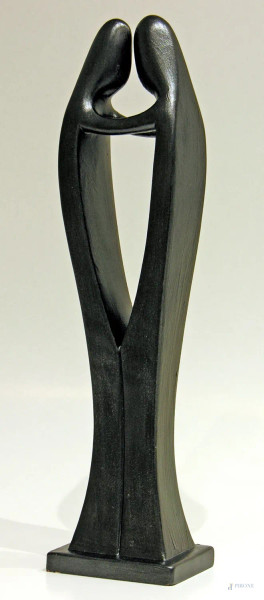 Gli amanti, scultura pop in pietra laccata nero cangiante, altezza cm 35