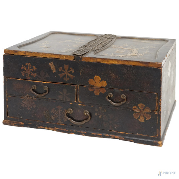 Portagioie in legno laccato con decori a cineserie, manifattura orientale, XX secolo, cm 16,2x23x31,7 (difetti)