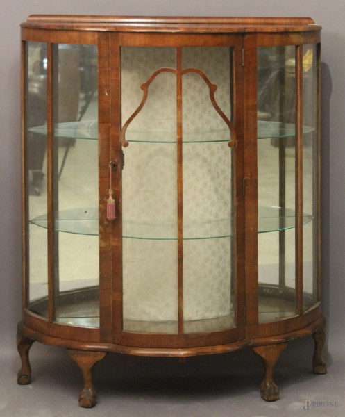 Vetrina a mezzaluna di linea mossa in noce e radica ad uno sportello, periodo decò, h.120x100x35 cm