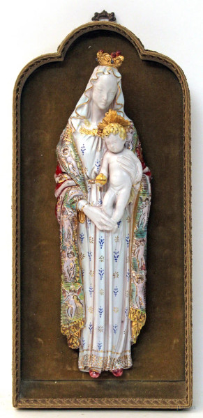 Madonna con Bambino, scultura in maiolica smaltata e dipinta, firmata Eugenio Pattarino, h. 32 cm, (piccolo difetto).
