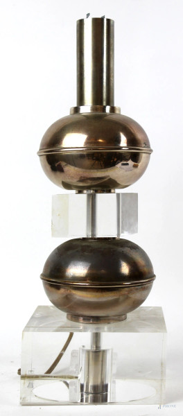 Lampada da tavolo anni '70, in plexiglass e metallo argentato, cm h 43,5x16x16, (difetti)