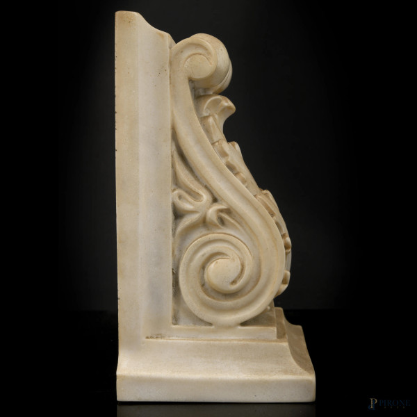 Lotto di elegante mensola e capitello decorati a motivi fogliacei e volute, ispirati all'ordine c...